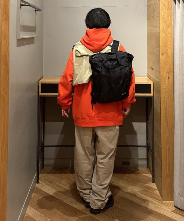 三宅 康平さんの「BEAMS WOMEN｜patagonia / ウルトラライト ブラック ホール トート パック 27L」を使ったコーディネート