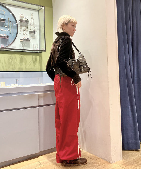 シミズ ネネさんの「BEAMS WOMEN｜レース ライン トラック パンツ」を使ったコーディネート