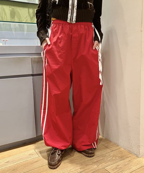 シミズ ネネさんの「BEAMS WOMEN｜レース ライン トラック パンツ」を使ったコーディネート