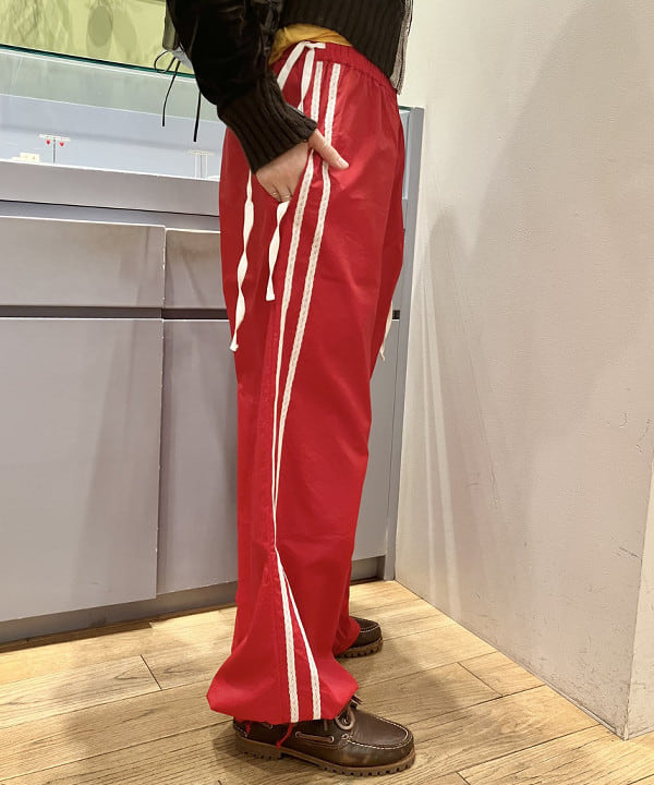 シミズ ネネさんの「BEAMS WOMEN｜レース ライン トラック パンツ」を使ったコーディネート