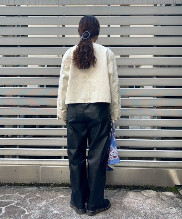 チナツさんの「BEAMS WOMEN｜maturely / フェイクレザー フック イージーパンツ」を使ったコーディネート