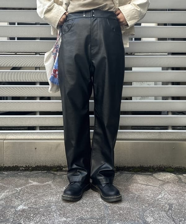 チナツさんの「BEAMS WOMEN｜maturely / フェイクレザー フック イージーパンツ」を使ったコーディネート