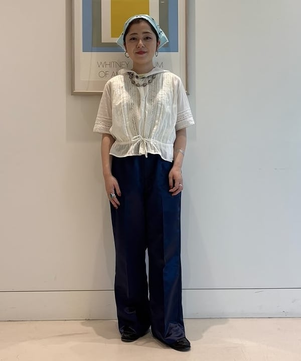 吉野 多恵さんの「BEAMS WOMEN｜ポリエステル シャンタン パンツ」を使ったコーディネート
