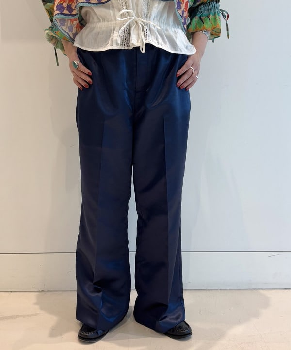 吉野 多恵さんの「BEAMS WOMEN｜ポリエステル シャンタン パンツ」を使ったコーディネート