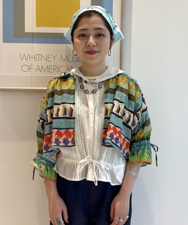 吉野 多恵さんの「BEAMS WOMEN｜ポリエステル シャンタン パンツ」を使ったコーディネート
