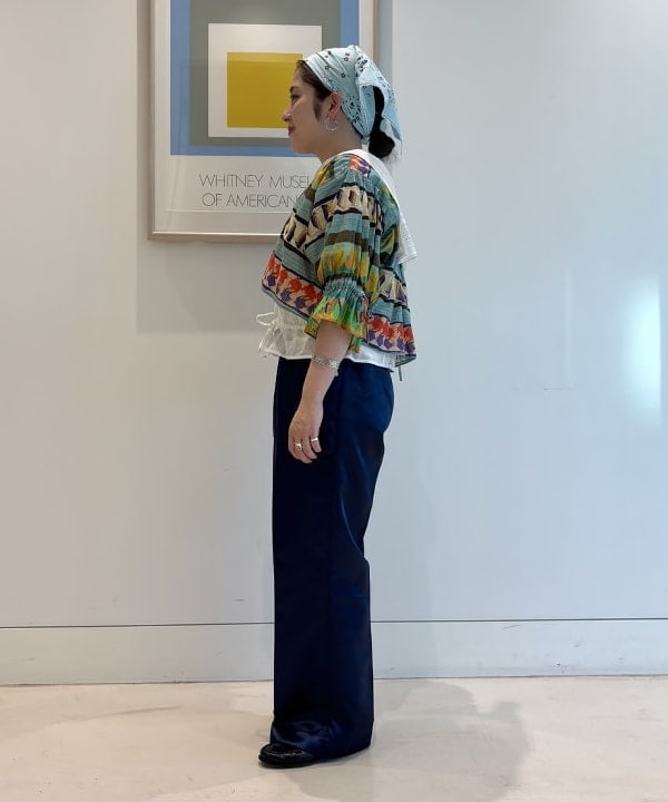 吉野 多恵さんの「BEAMS WOMEN｜ポリエステル シャンタン パンツ」を使ったコーディネート