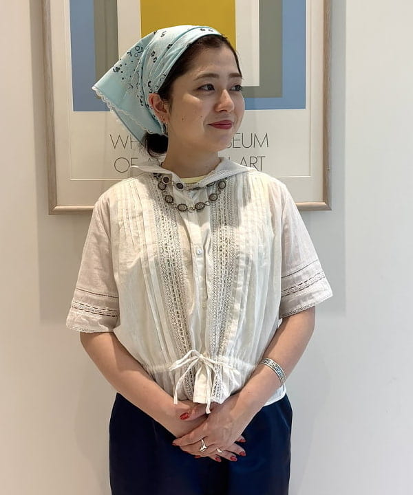 吉野 多恵さんの「BEAMS WOMEN｜ポリエステル シャンタン パンツ」を使ったコーディネート