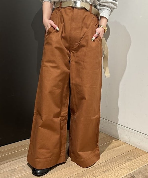 安藤 菜央さんの「BEAMS WOMEN｜Dickies / 別注 ダック ワイド パンツ」を使ったコーディネート