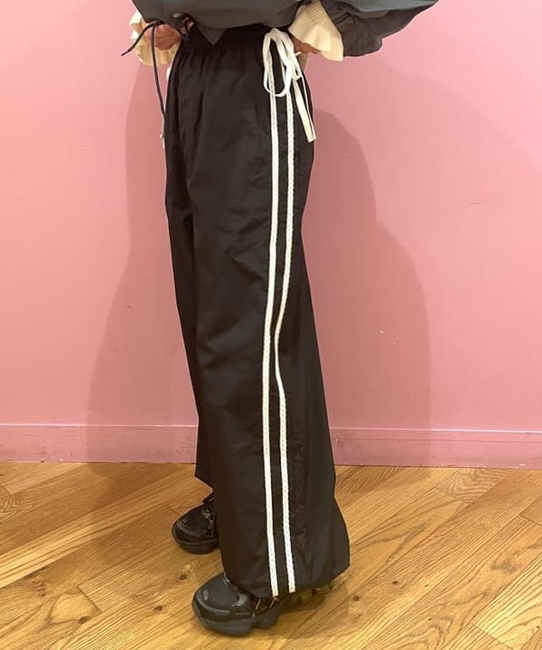 中江梨々香さんの「BEAMS WOMEN｜ASICS / GEL-KINETIC FLUENT」を使ったコーディネート