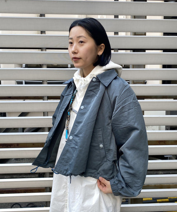 オカモト ミサキさんの「BEAMS WOMEN｜ナイロン コーチ ジャケット」を使ったコーディネート