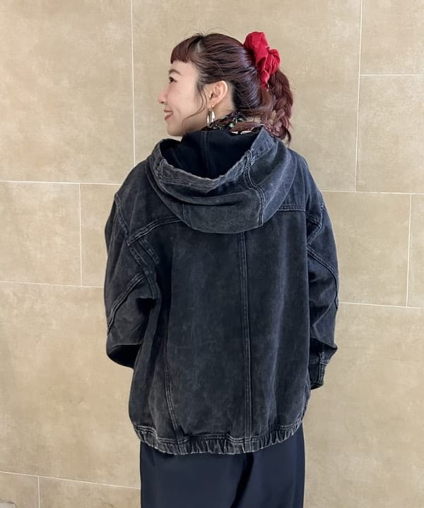 庭野 優紀さんの「BEAMS BOY / 樹脂 パール ロング ネックレス」を使ったコーディネート