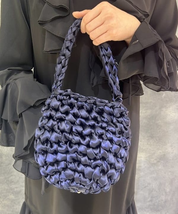 仙田 こころさんの「BEAMS WOMEN｜ISLA DE GAR / サテン クロシェ ハンドバッグ」を使ったコーディネート