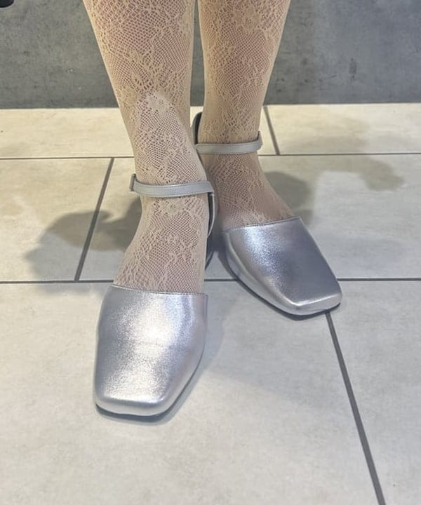 仙田 こころさんの「BEAMS WOMEN｜ISLA DE GAR / サテン クロシェ ハンドバッグ」を使ったコーディネート