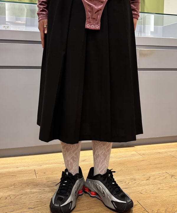 山本 里南さんの「BEAMS WOMEN｜ダブル ベルト プリーツ スカート」を使ったコーディネート