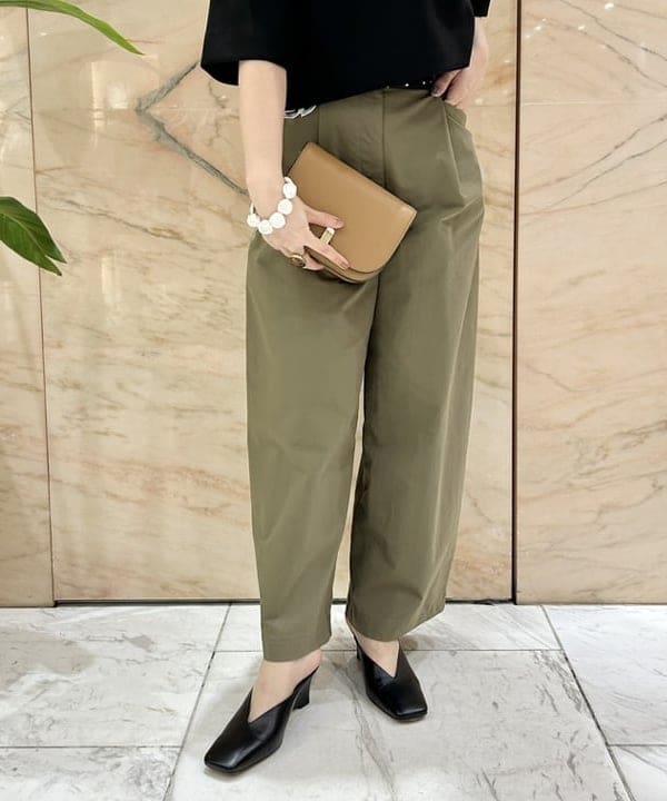 佐藤 美樹さんの「BEAMS WOMEN｜テトロンコットン コンフォート タックパンツ」を使ったコーディネート