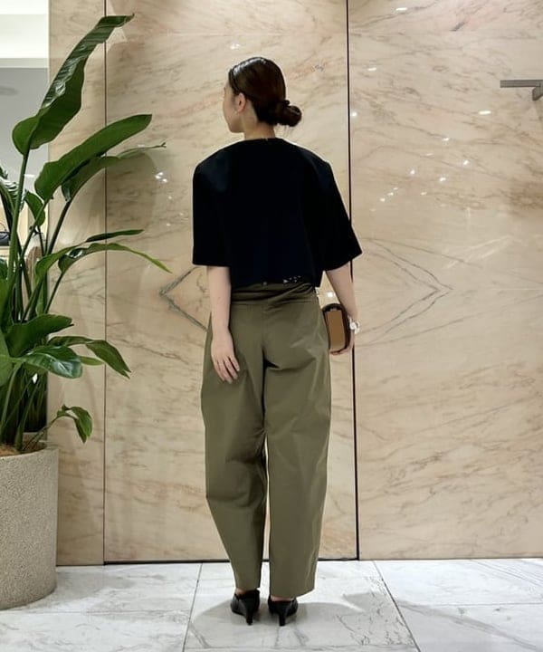 佐藤 美樹さんの「BEAMS WOMEN｜テトロンコットン コンフォート タックパンツ」を使ったコーディネート