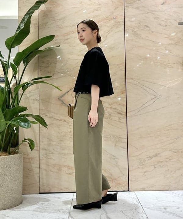 佐藤 美樹さんの「BEAMS WOMEN｜テトロンコットン コンフォート タックパンツ」を使ったコーディネート