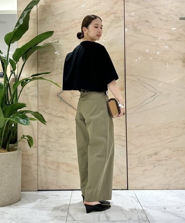 佐藤 美樹さんの「BEAMS WOMEN｜テトロンコットン コンフォート タックパンツ」を使ったコーディネート