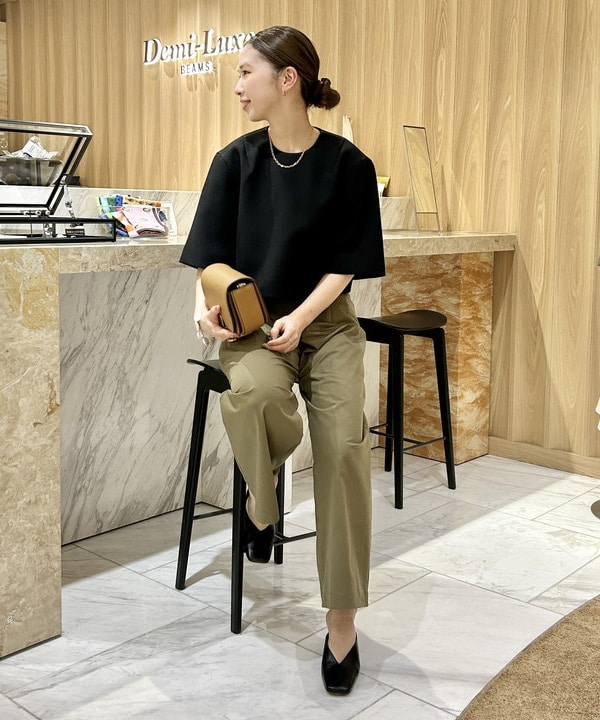 佐藤 美樹さんの「BEAMS WOMEN｜テトロンコットン コンフォート タックパンツ」を使ったコーディネート