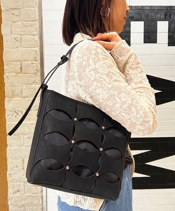 川口 恵さんの「BEAMS WOMEN｜プリーツ レース シャツ」を使ったコーディネート