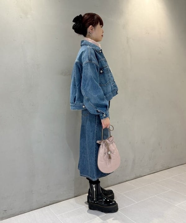 りかちょび/岸本梨佳さんの「BEAMS WOMEN｜CONTROL FREAK / スタッズ コンチョ 巾着 バッグ」を使ったコーディネート