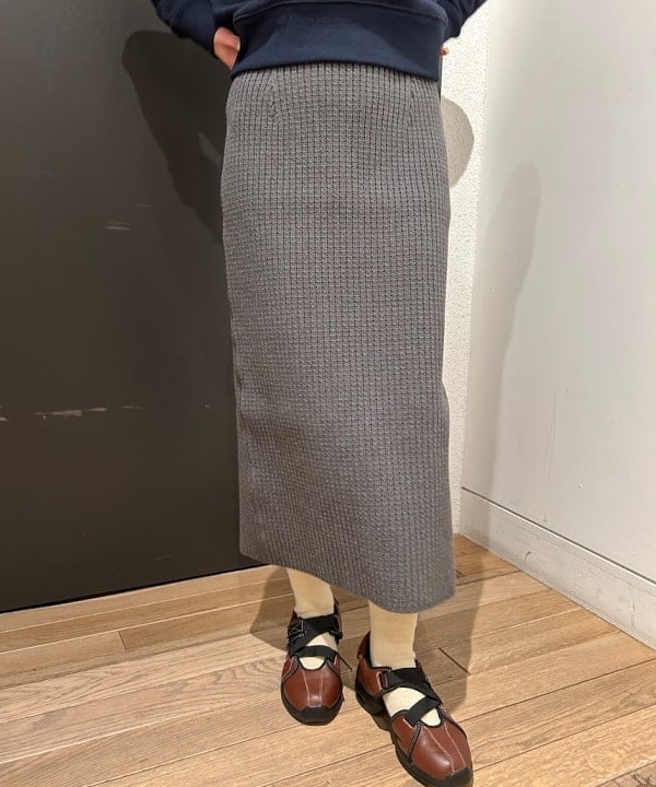 佐藤 亜美さんの「BEAMS WOMEN｜AK+1 / ワッフルニット スカート」を使ったコーディネート