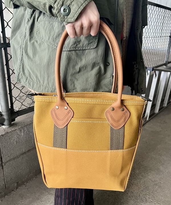 高遠 恒巳さんの「BEAMS WOMEN｜【別注】L.L.Bean / Deep Bottom Leather Handle Zip Tote S」を使ったコーディネート