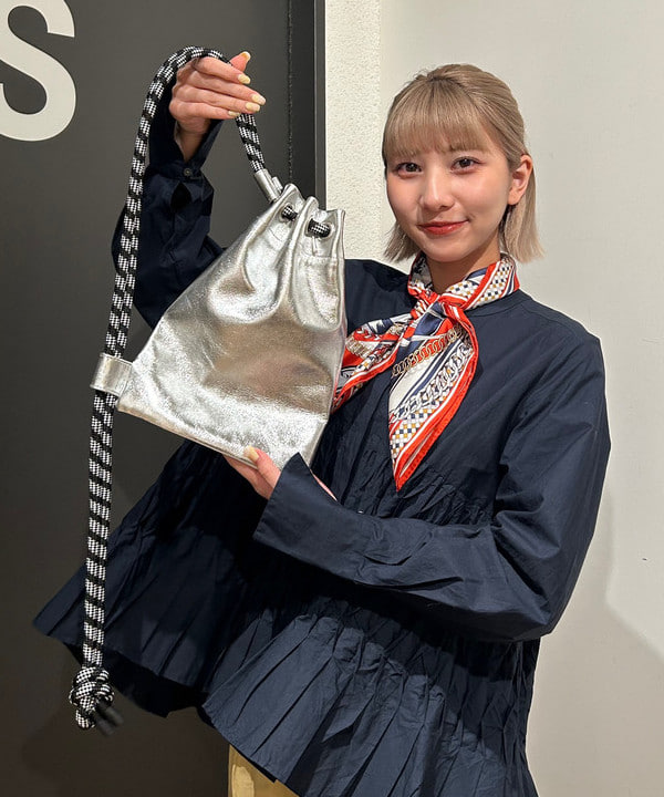 佐藤 亜美さんの「BEAMS WOMEN｜【別注】ne Quittez pas / コットンポプリン ウエーブタック ブラウス」を使ったコーディネート