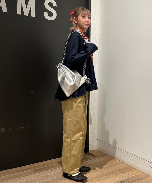 佐藤 亜美さんの「BEAMS WOMEN｜【別注】ne Quittez pas / コットンポプリン ウエーブタック ブラウス」を使ったコーディネート