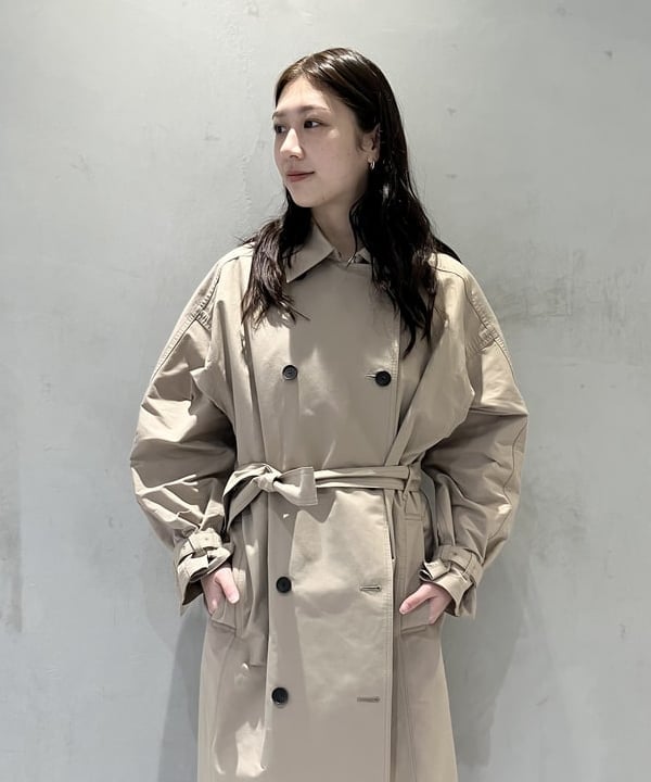 坂本 涼花さんの「BEAMS WOMEN｜AK+1 / ドルマンスリーブ風 トレンチコート」を使ったコーディネート