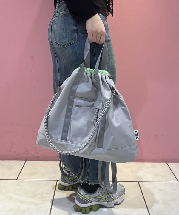 星野 真依さんの「BEAMS WOMEN｜CONTROL FREAK / ナイロン 3Way トートバッグ」を使ったコーディネート