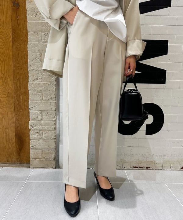 川口 恵さんの「BEAMS WOMEN｜テトロンコットン スタンドカラー シャツ」を使ったコーディネート