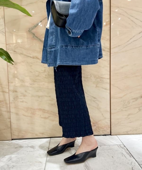中丸　栞さんの「BEAMS WOMEN｜レザーミュール .M」を使ったコーディネート