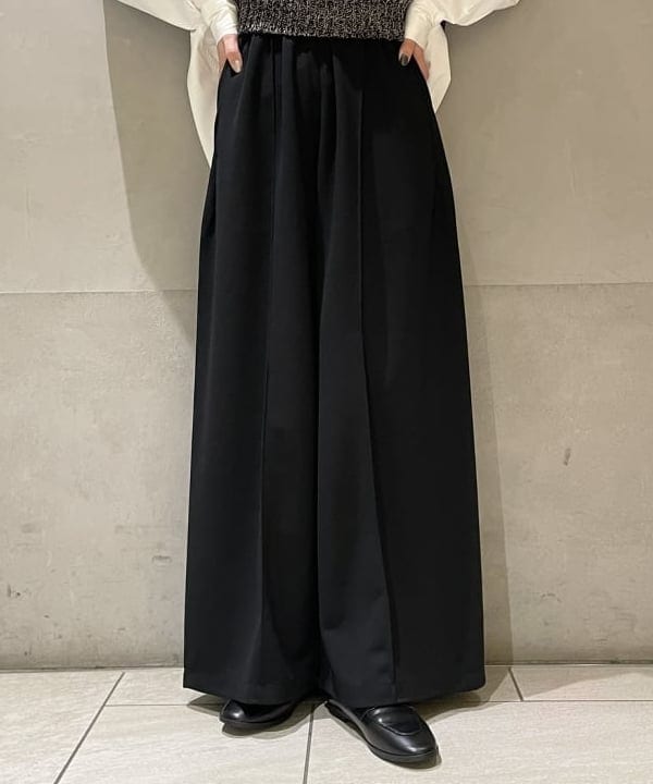 高木 菜央さんの「BEAMS WOMEN｜Demi-Luxe BEAMS / スムースレザー ローファー」を使ったコーディネート