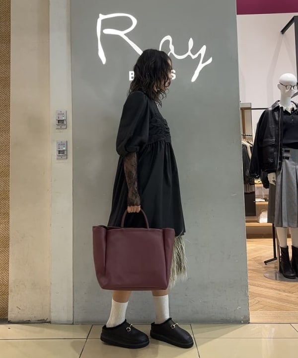 山本 里南さんの「BEAMS WOMEN｜タフタ ギャザー ヨーク ミニ ワンピース」を使ったコーディネート