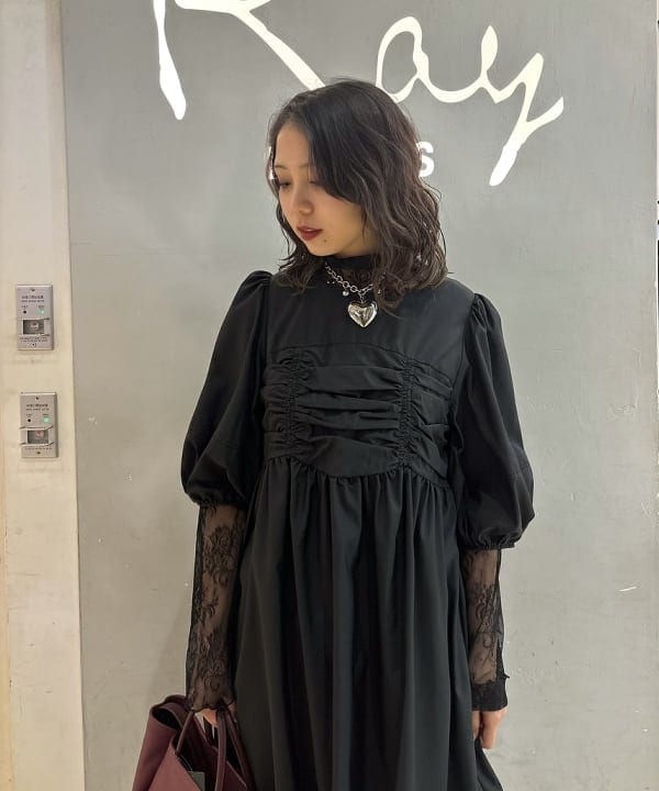 山本 里南さんの「BEAMS WOMEN｜タフタ ギャザー ヨーク ミニ ワンピース」を使ったコーディネート