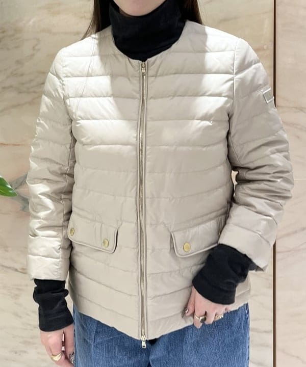 関 桂子さんの「BEAMS WOMEN｜TATRAS / 別注 ACACIA ノーカラー ライトダウンジャケット」を使ったコーディネート