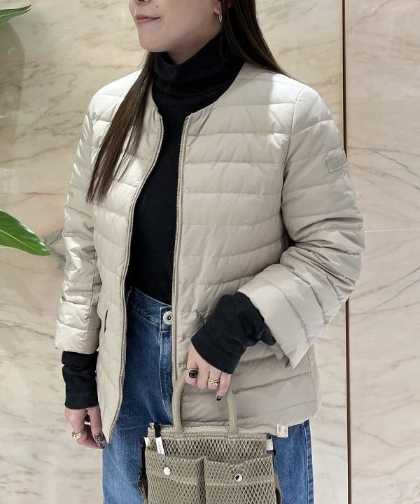 関 桂子さんの「BEAMS WOMEN｜TATRAS / 別注 ACACIA ノーカラー ライトダウンジャケット」を使ったコーディネート