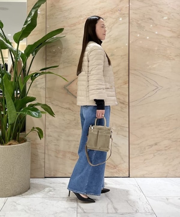 関 桂子さんの「BEAMS WOMEN｜TATRAS / 別注 ACACIA ノーカラー ライトダウンジャケット」を使ったコーディネート
