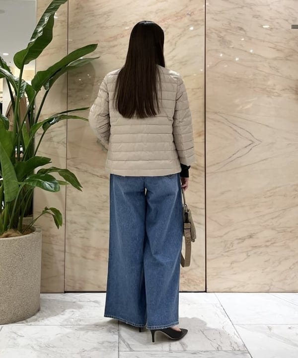 関 桂子さんの「BEAMS WOMEN｜TATRAS / 別注 ACACIA ノーカラー ライトダウンジャケット」を使ったコーディネート