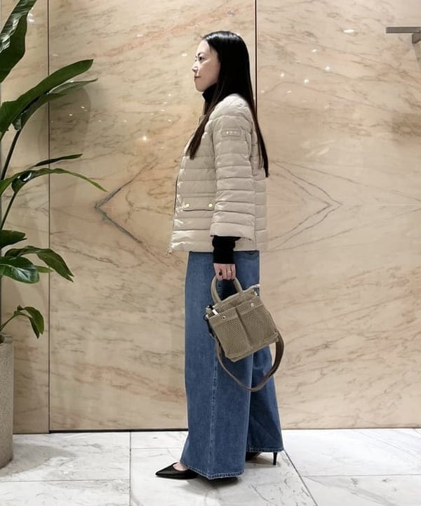 関 桂子さんの「BEAMS WOMEN｜TATRAS / 別注 ACACIA ノーカラー ライトダウンジャケット」を使ったコーディネート