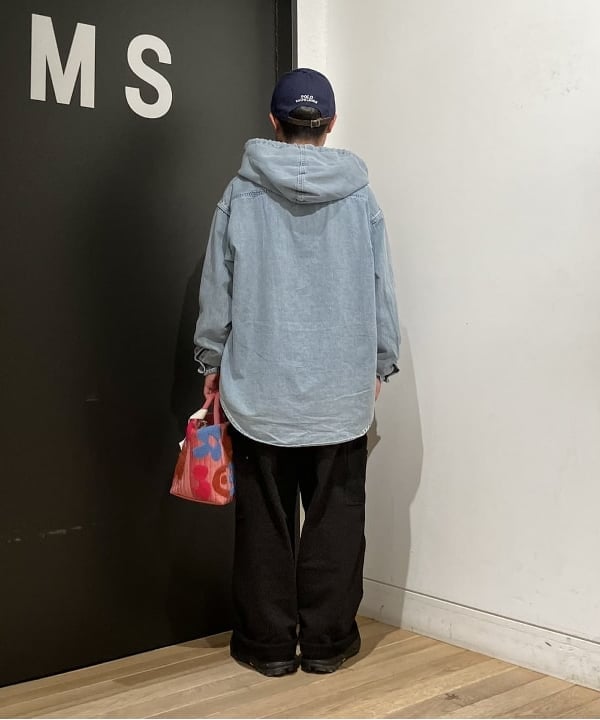 土田 達也さんの「BEAMS WOMEN｜シャンブレー フードシャツ」を使ったコーディネート