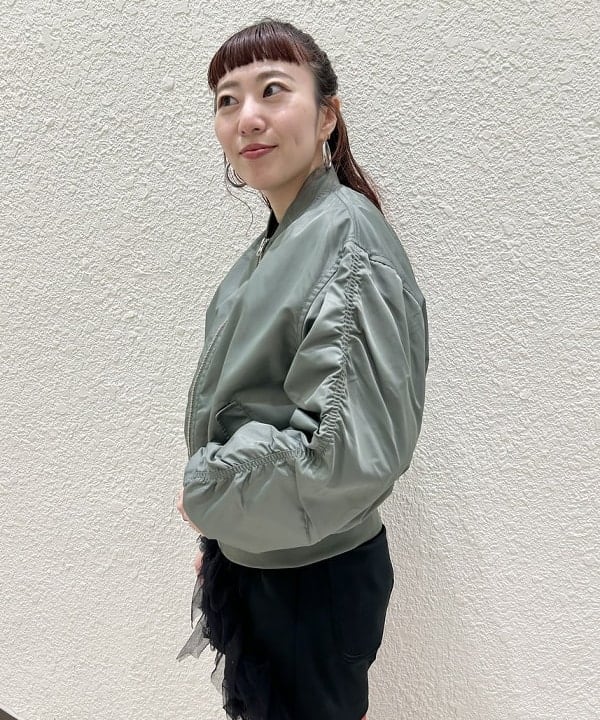 庭野 優紀さんの「BEAMS WOMEN｜アーム ギャザー MA-1 ブルゾン」を使ったコーディネート
