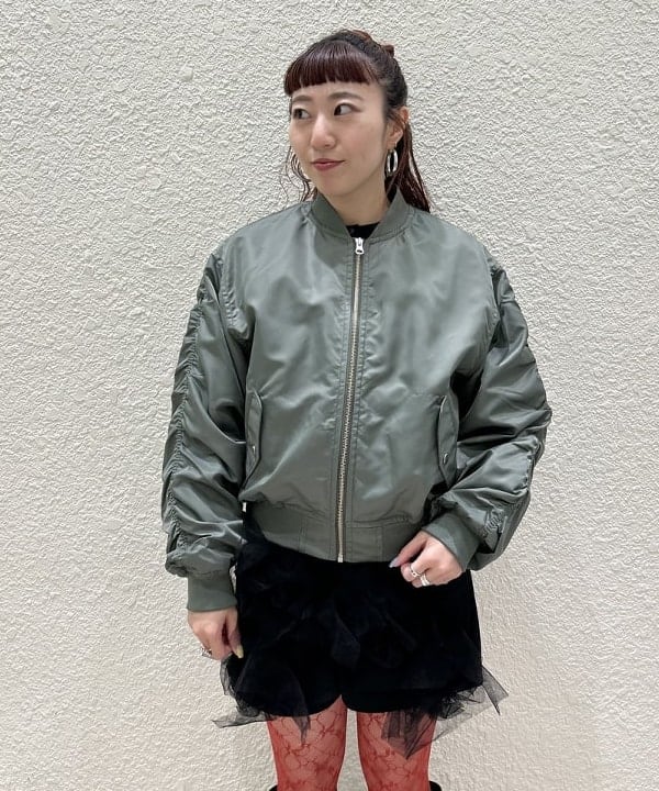 庭野 優紀さんの「BEAMS WOMEN｜アーム ギャザー MA-1 ブルゾン」を使ったコーディネート