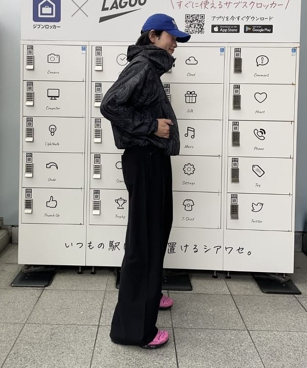 マツミヤさんの「BEAMS WOMEN｜プリント ジップアップ フーディ」を使ったコーディネート