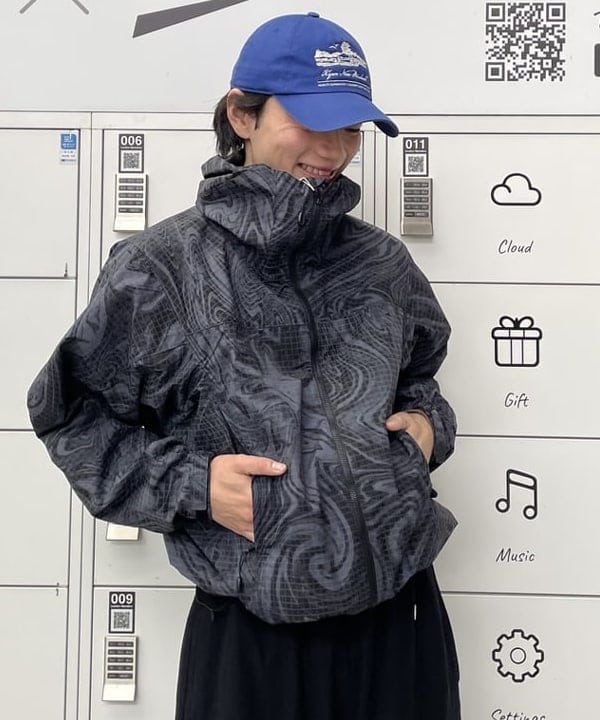 マツミヤさんの「BEAMS WOMEN｜プリント ジップアップ フーディ」を使ったコーディネート