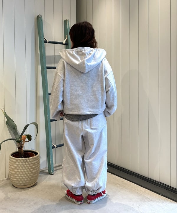 カスタニ モモノさんの「BEAMS WOMEN｜HAVERSACK / ハイゲージ 裏毛 フーデット パーカー」を使ったコーディネート