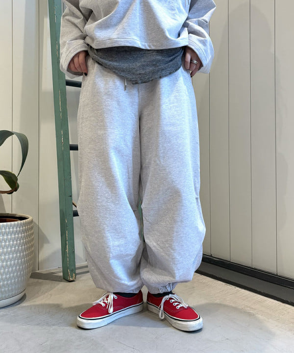 カスタニ モモノさんの「BEAMS WOMEN｜HAVERSACK / ハイゲージ 裏毛 フーデット パーカー」を使ったコーディネート