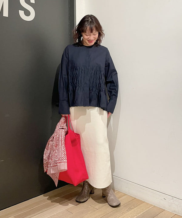 IZUMI MAYUMIさんの「BEAMS WOMEN｜【別注】ne Quittez pas / コットンポプリン ウエーブタック ブラウス」を使ったコーディネート