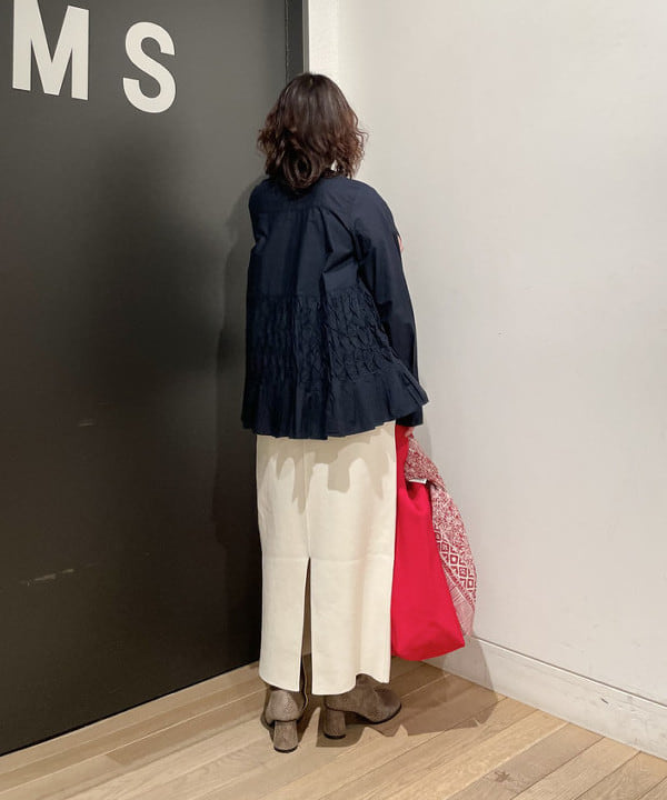 IZUMI MAYUMIさんの「BEAMS WOMEN｜【別注】ne Quittez pas / コットンポプリン ウエーブタック ブラウス」を使ったコーディネート